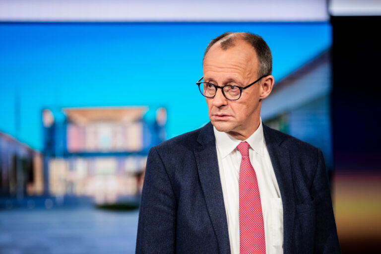 16.01.2025, Berlin: Friedrich Merz, CDU-Bundesvorsitzender und Kanzlerkandidat der Union, steht nach der Aufzeichnung eines Interviews für die Sendung «RTL Direkt» im Studio des Fernsehsenders RTL in Berlin-Mitte. Foto: Christoph Soeder/dpa +++ dpa-Bildfunk +++ (KEYSTONE/DPA/Christoph Soeder)