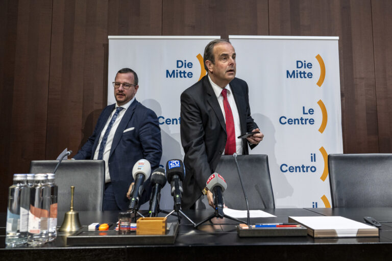 Nationalrat und Parteipraesident Gerhard Pfister, Mitte-ZG, rechts, und Nationalrat und Freaktionschef Philipp Matthias Bregy, Mitte-VS, sprechen an einer Medienkonferenz zur Nachfolge von Bundesraetin Viola Amherd, am Montag, 20. Januar 2025, in Bern. Die Bundesversammlung waehlt die Nachfolge von Amherd am 12. Maerz 2025. (KEYSTONE/Peter Schneider)