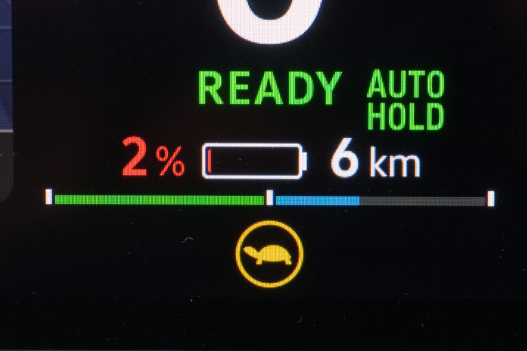 PRODUKTION - 24.03.2024, Nordrhein-Westfalen, Köln: Auf einem Bildschirm in einem Elektroauto wird eine Restreichweite von 6 km 2 Prozent Ladestand angezeigt. Die Schildkröte und der verkürzte blaue Balken zeigt eine Limitierung der Leistung des Fahrzeugs an. (zu dpa: «HUK-Umfrage: Umstiegstempo auf E-Autos halbiert») Foto: Henning Kaiser/dpa +++ dpa-Bildfunk +++ (KEYSTONE/DPA/Henning Kaiser)