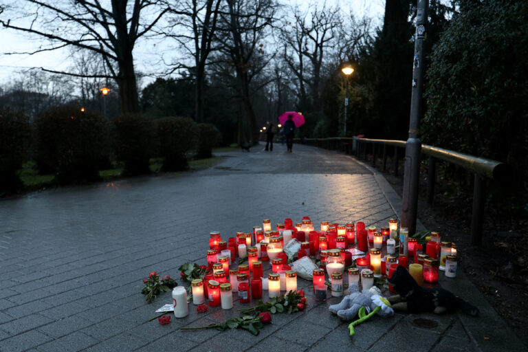 23.01.2025, Bayern, Aschaffenburg: Trauerkerzen, Blumen und Kuscheltiere liegen nach dem tödlichen Angriff in einem Park. In einem Park in Aschaffenburg waren am Vortag ein zweijähriger Junge und ein 41-jähriger Mann getötet sowie zwei weitere Menschen schwer verletzt worden. Foto: Daniel Löb/dpa +++ dpa-Bildfunk +++ (KEYSTONE/DPA/Daniel Löb)