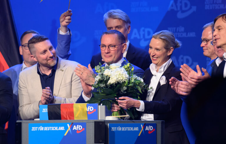 25.01.2025, Sachsen-Anhalt, Halle (Saale): Alice Weidel, Bundesvorsitzende der AfD, reagiert nach ihrer Rede beim Wahlkampfauftakt der AfD an der Seite von Tino Chrupalla (links daneben), Bundesvorsitzender der AfD. Foto: Hendrik Schmidt/dpa +++ dpa-Bildfunk +++ (KEYSTONE/DPA/Hendrik Schmidt)