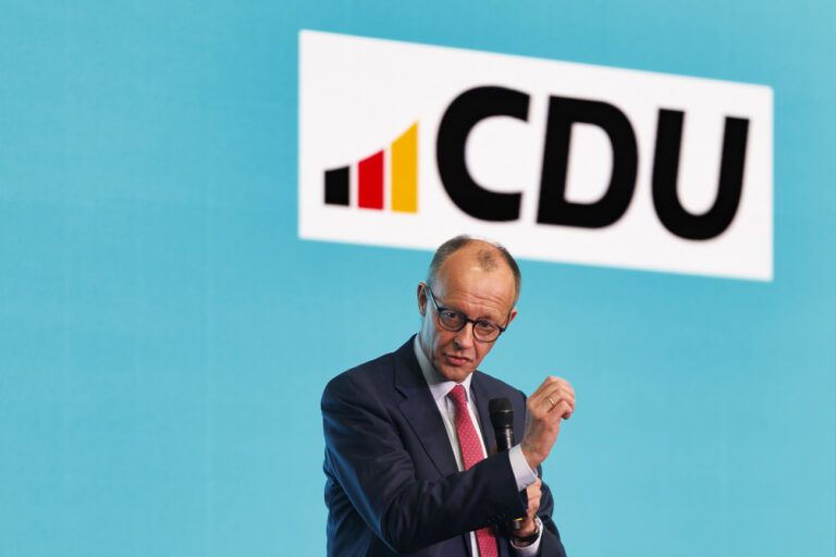 26.01.2025, Nordrhein-Westfalen, Heek: Kanzlerkandidat Friedrich Merz (CDU) spricht bei seiner Wahlkampfveranstaltung in Heek. Foto: Christoph Reichwein/dpa +++ dpa-Bildfunk +++ (KEYSTONE/DPA/Christoph Reichwein)