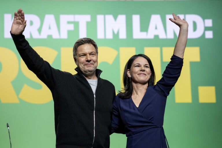 Green Party top candidate, federal minister for economy Robert Habeck, left, and German Foreign Minister Annalena Baerbock receive applause after their speech at a party convention in, Berlin, Germany, Sunday, Jan. 26, 2025. (AP Photo/Ebrahim Noroozi)