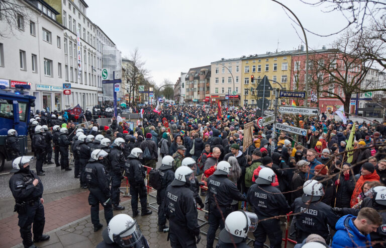 26.01.2025, Hamburg: Teilnehmer mehrer Anti-Rechts-Bündnisse haben sich in Harburg versammelt. Der AfD-Bundesparteichef Chrupalla soll in der Friedrich-Ebert-Halle im Stadtteil Heimfeld sprechen. Foto: Georg Wendt/dpa +++ dpa-Bildfunk +++ (KEYSTONE/DPA/Georg Wendt)