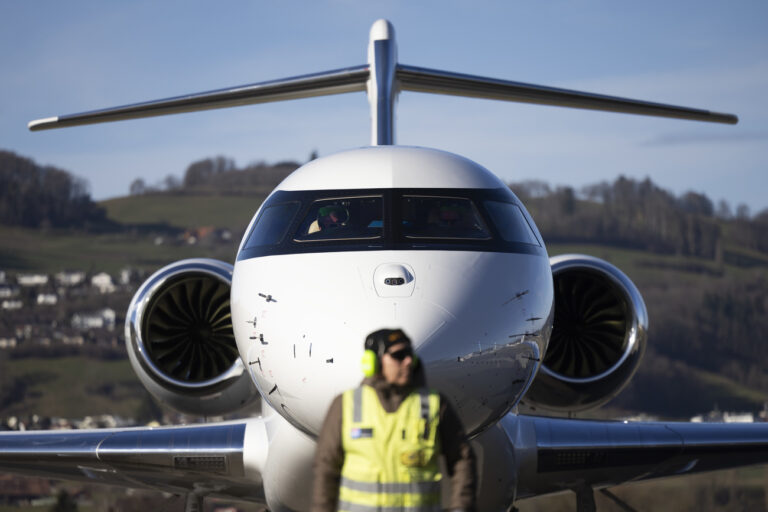 Ein Lotse weist den Bundesratsjet Bombardier Global 7500 ein, vor einem Start auf dem Flughafen Belp, am Mittwoch, 29. Januar 2025 in Bern-Belp. (KEYSTONE/Peter Klaunzer)