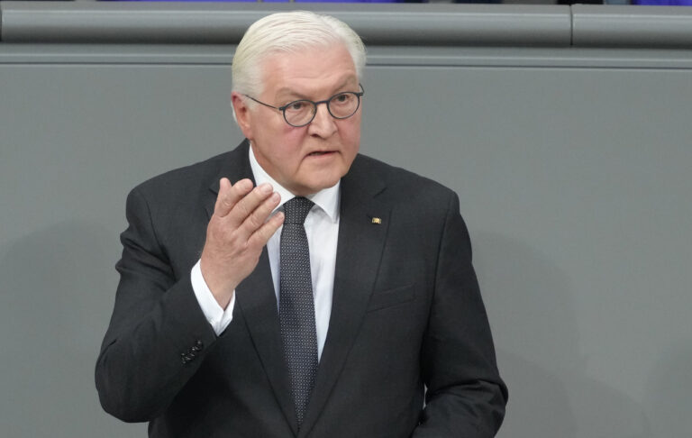 29.01.2025, Berlin: Bundespräsident Frank-Walter Steinmeier steht am Rednerpult des Bundestages. Mit einer Gedenkstunde erinnerte der Bundestag an die Opfer des Nationalsozialismus. Anlass ist die Befreiung des Konzentrationslagers Auschwitz-Birkenau vor 80 Jahren. Foto: Kay Nietfeld/dpa +++ dpa-Bildfunk +++ (KEYSTONE/DPA/Kay Nietfeld)