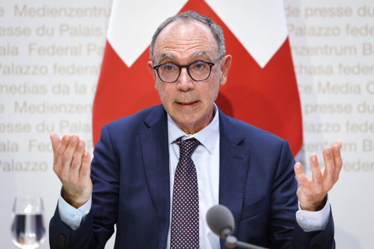 Bundesratssprecher Andrea Arcidiacono spricht waehrend einer Medienkonferenz des Bundesrates ueber seinen Ruecktritt, am Mittwoch, 29. Januar 2025 in Bern. Vizekanzler und Bundesratssprecher Andrea Arcidiacono gab heute seinen Ruecktritt bekannt. (KEYSTONE/Peter Klaunzer)