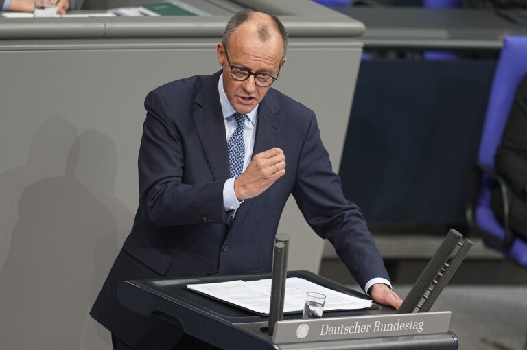 29.01.2025, Berlin: Friedrich Merz, CDU-Vorsitzender und Vorsitzender der CDU/CSU-Bundestagsfraktion, antwortet im Bundestag auf die Rede des Bundeskanzlers. Der Bundeskanzler hatte in einer Regierungserklärung Stellung zu aktuellen innenpolitischen Themen wie dem Messerangriff in Aschaffenburg Stellung genommen. Foto: Michael Kappeler/dpa +++ dpa-Bildfunk +++ (KEYSTONE/DPA/Michael Kappeler)