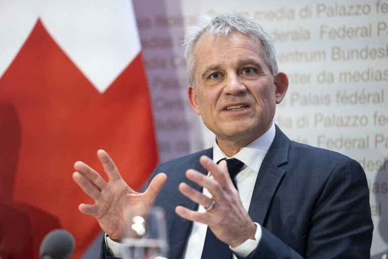 Bundesrat Beat Jans spricht waehrend einer Medienkonferenz des Bundesrates zum Abschlussbericht der Expertengruppe und zum weiteren Vorgehen zu internationalen Adoptionen, am Mittwoch, 29. Januar 2025 in Bern. (KEYSTONE/Peter Klaunzer)