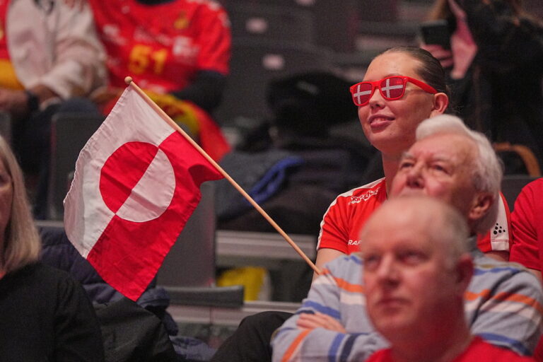 epa11860761 A Danish fan holds the flag of Greenland before the IHF Men's Handball World Championship quarterfinal match between Denmark and Brazil at Unity Arena in Oslo, Norway, 29 January 2025. EPA/Bo Amstrup DENMARK OUT