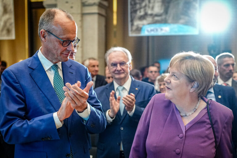 ARCHIV - 25.09.2024, Berlin: Angela Merkel und Friedrich Merz, CDU-Bundesvorsitzender und Unionsfraktionsvorsitzender, nehmen am Berliner Gespräch Spezial zum 70. Geburtstag der früheren Bundeskanzlerin teil. (zu dpa: «Merkel contra Merz bei Migrations-Wahlkampf») Foto: Kay Nietfeld/dpa +++ dpa-Bildfunk +++ (KEYSTONE/DPA/Kay Nietfeld)