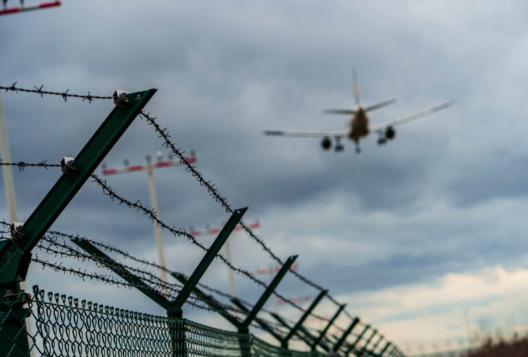 ARCHIV - 27.01.2025, Hessen, Frankfurt/Main: Ein Flugzeug befindet sich im Landeanflug auf den Rheinmain-Airport. (zu dpa: «Erneut Kritik an Abschiebung - Behörde verteidigt Vorgehen») Foto: Andreas Arnold/dpa +++ dpa-Bildfunk +++ (KEYSTONE/DPA/Andreas Arnold)