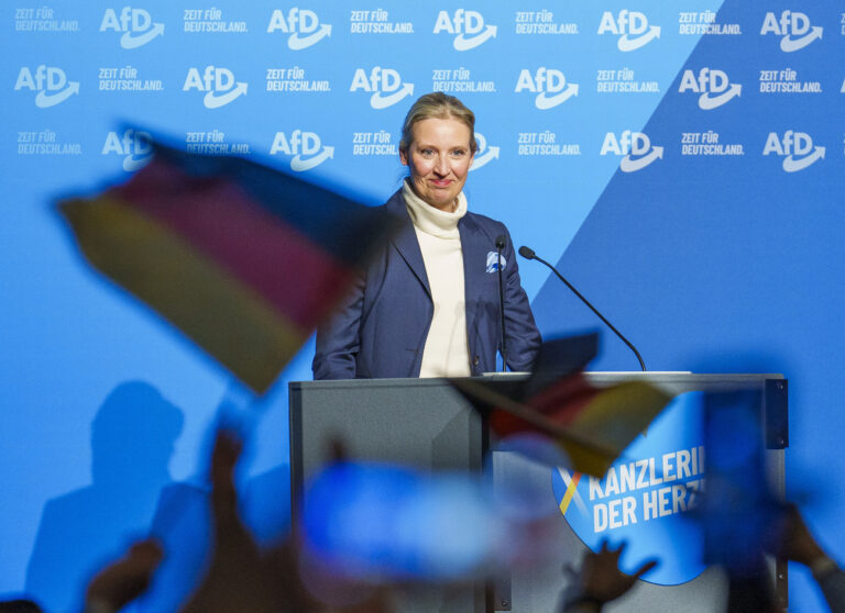 01.02.2025, Hessen, Neu-Isenburg: Alice Weidel (AFD), Spitzenkandidatin für die anstehende Bundestagswahl, wird von ihren Anhängern gefeiert. Wahlkampfveranstaltung zur Bundestagswahl der AfD in der Hugenottenhalle mit den beiden mit Spitzenkandidaten für die Bundestagswahl 2025. Foto: Andreas Arnold/dpa +++ dpa-Bildfunk +++ (KEYSTONE/DPA/Andreas Arnold)