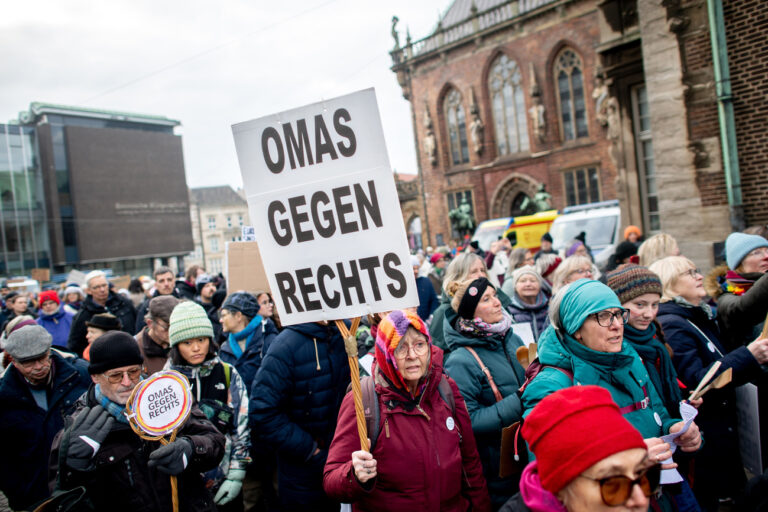 08.02.2025, Bremen: Zahlreiche Menschen, darunter Teilnehmerinnen der Organisation «Omas gegen Rechts», demonstrieren auf dem Domshof gegen Rechtsextremismus. Zu der Kundgebung haben die Initiativen «Laut gegen Rechts» und «Omas gegen Rechts» aufgerufen, mehr als 50 Organisationen und Gewerkschaften haben sich angeschlossen. Foto: Hauke-Christian Dittrich/dpa +++ dpa-Bildfunk +++ (KEYSTONE/DPA/Hauke-Christian Dittrich)