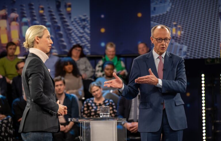 dpatopbilder - 13.02.2025, Berlin: Friedrich Merz, Kanzlerkandidat und Vorsitzender der CDU, spricht mit Alice Weidel, Kanzlerkandidatin der AfD, in der ZDF-Sendung «Klartext». Bürgerinnen und Bürger haben in der Sendung die Gelegenheit den Kanzlerkandidaten ihre Fragen zu stellen. Foto: Michael Kappeler/dpa-Pool/dpa +++ dpa-Bildfunk +++ (KEYSTONE/DPA/Michael Kappeler)