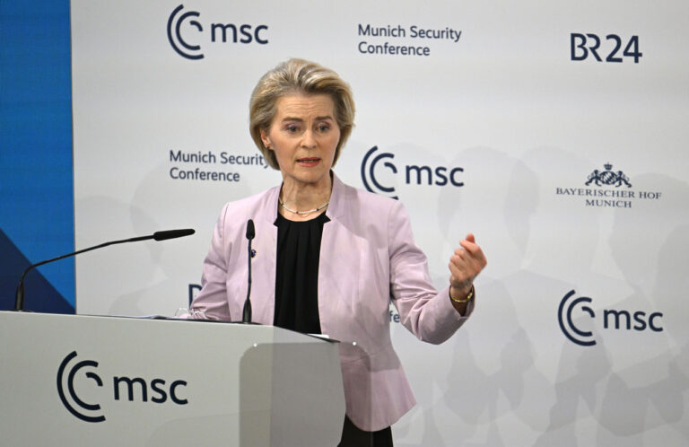 14.02.2025, Bayern, München: Ursula von der Leyen, Präsidentin der EU-Kommission, spricht auf der Tagung. Die 61. Münchner Sicherheitskonferenz (MSC) findet vom 14. bis zum 16. Februar 2025 im Hotel Bayerischer Hof in München statt. Foto: Boris Roessler/dpa +++ dpa-Bildfunk +++ (KEYSTONE/DPA/Boris Roessler)