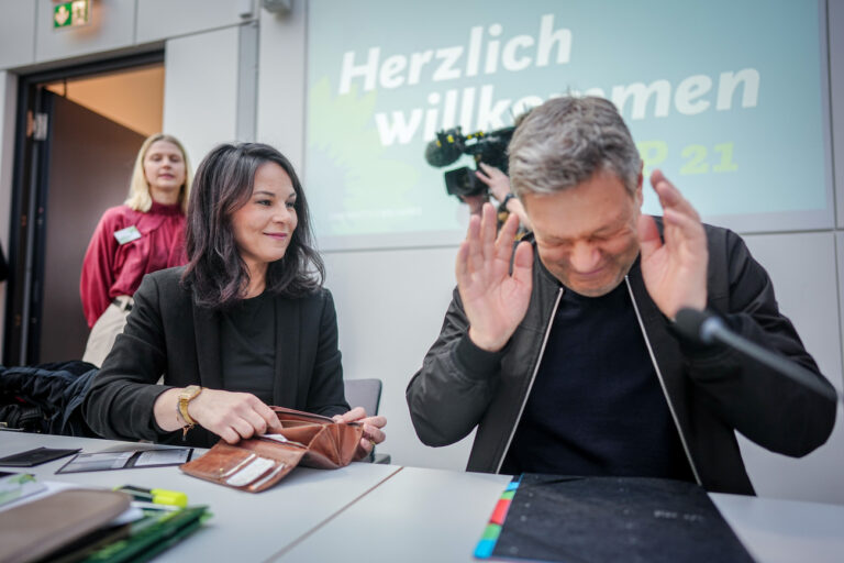 Robert, komm bitte zurück: Im Netz flehen Anhänger der Grünen den Wahlverlierer Habeck an, in der Politik zu bleiben. Europa und die ganze Welt brauche ihn dringend