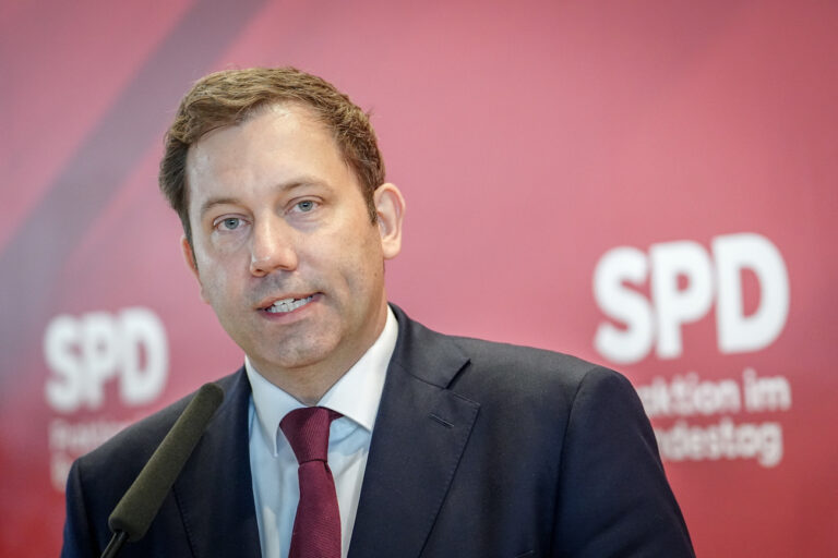 SPD-Klingbeil droht CDU: Wenn die 551 Fragen zur Finanzierung von NGOs nicht zurückgenommen werden, gibt’s keine Koalition