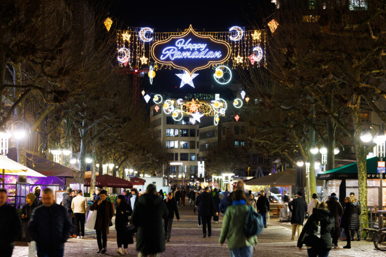 26.02.2025, Hessen, Frankfurt/M.: Über der Freßgass von Frankfurt leuchtet der Schriftzug «Happy Ramadan». Die Beleuchtung mit dem Schriftzug «Happy Ramadan» wurde 2023 von der Stadtverordnetenversammlung beschlossen. Foto: Lando Hass/dpa +++ dpa-Bildfunk +++ (KEYSTONE/DPA/Lando Hass)