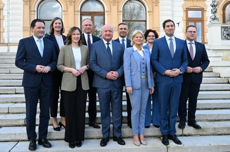 ABD0137_20250228 - WIEN - ÖSTERREICH: (v.l.) Landwirtschaftsminister Norbert Totschnig, Barbara Eibinger-Miedl, Claudia Plakolm, Innenminister Gerhard Karner, Bundesparteiobmann Christian Stocker, Wolfgang Hattmannsdorfer, Verteidigungsministerin Klaudia Tanner, Elisabeth Zehetner, Alexander Pröll und August Wöginger (alle ÖVP), im Rahmen der Präsentation des Regierungsteams der Volkspartei am Freitag, 28. Februar 2025 in Wien. - FOTO: APA/HELMUT FOHRINGER