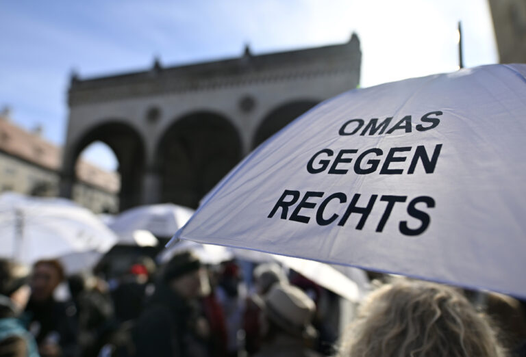 02.03.2025, Bayern, München: Teilnehmer der Demonstration gegen rechts unter dem Motto «Jetzt erst recht - wir bleiben laut» stehen mit einem Schirm «Omas gegen rechts» vor der Feldherrenhalle auf dem Odeonsplatz. Foto: Uwe Lein/dpa +++ dpa-Bildfunk +++ (KEYSTONE/DPA/Uwe Lein)