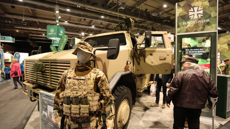 08.03.2025, Thüringen, Erfurt: Ein Bundeswehr Transportfahrzeug ·Dingo· steht am Stand der Bundeswehr auf der Thüringen-Ausstellung 2025. In drei Hallen präsentieren rund 700 Aussteller alles zum Messethema «Haus.Garten.Leben.» Die diesjährige Sonderschau steht unter dem Motto «Gärten im Wandel der Zeit». Foto: Bodo Schackow/dpa +++ dpa-Bildfunk +++ (KEYSTONE/DPA/Bodo Schackow)