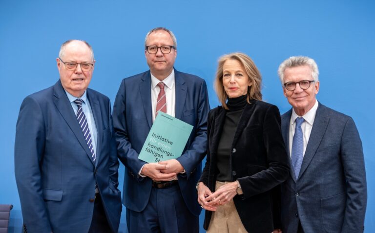 12.03.2025, Berlin: Peer Steinbrück (l-r), Bundesminister a. D., Andreas Voßkuhle, ehemaliger Präsident des Bundesverfassungsgerichts, Julia Jäkel, Medienmanagerin und Aufsichtsrätin, und Thomas de Maizière, Bundesminister a. D., nehmen an einer Pressekonferenz zur Vorstellung des Zwischenberichts der «Initiative für einen handlungsfähigen Staat» teil. Foto: Michael Kappeler/dpa +++ dpa-Bildfunk +++ (KEYSTONE/DPA/Michael Kappeler)