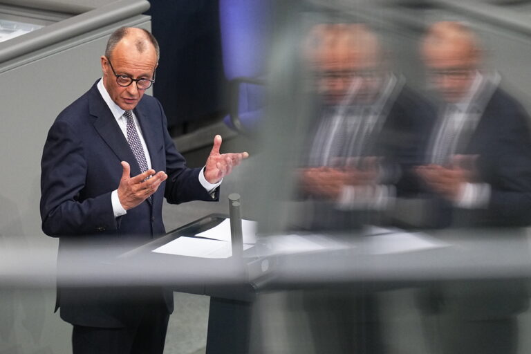 18.03.2025, Berlin: Friedrich Merz, CDU/CSU Fraktionsvorsitzender und CDU Bundesvorsitzender, spricht in der 214. Plenarsitzung der 20. Legislaturperiode im Deutschen Bundestag. Hauptthema dieser zweiten Sondersitzung des alten Bundestages nach der vorgezogenen Bundestagswahl ist die Reform der Schuldenbremse als Voraussetzung für das geplante milliardenschwere Finanzpaket der zukünftigen Bundesregierung für Verteidigung, Infrastruktur, und Klimaschutzmaßnahmen. Foto: Michael Kappeler/dpa +++ dpa-Bildfunk +++ (KEYSTONE/DPA/Michael Kappeler)