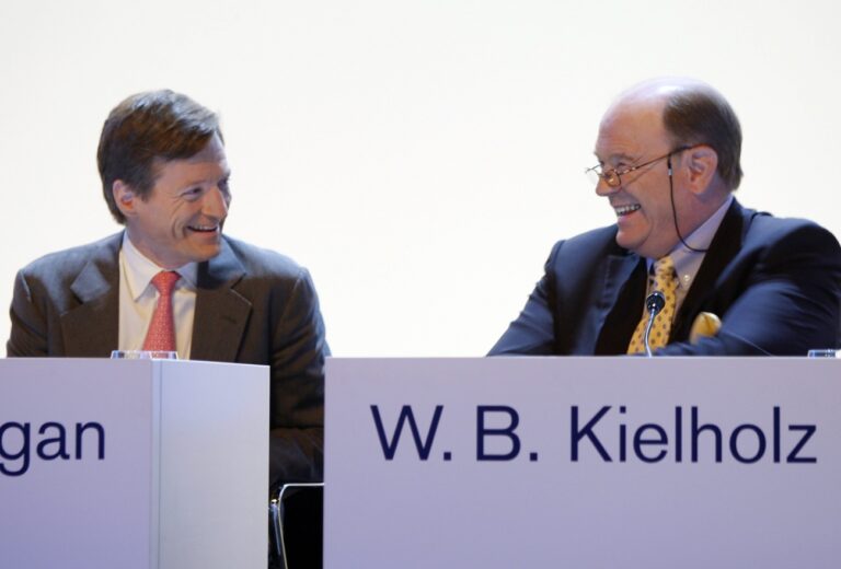 Walter Kielholz, right, leaving chairman of the board talks to Brady Dougan, CEO, at the general assembly of the share holders of Swiss Bank Credit Suisse Group, in Zurich, Switzerland, Friday, 24 April 2009. (KEYSTONE/Steffen Schmidt)