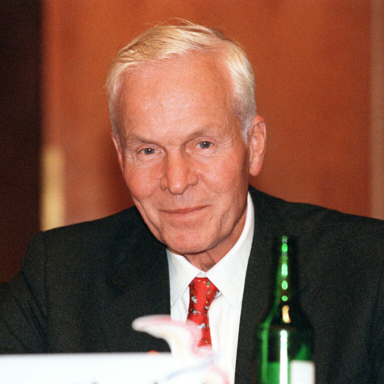 Der Bankier August von Finck junior, aufgenomen am 6. Mai 1999. Seit 1998 lebt von Finck in der Schweiz und gilt als größter Privatinvestor des Landes. (KEYSTONE/STR)