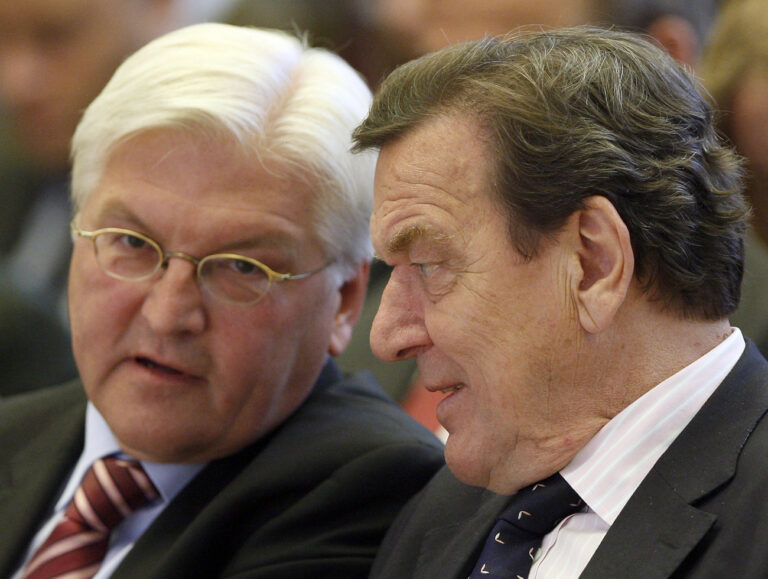 Der Kanzlerkandidat der SPD, Frank-Walter Steinmeier, links, und der ehemalige Bundeskanzler Gerhard Schroeder, rechts, unterhalten sich am Monatg, 22. Juni 2009, in Berlin bei der 4. Innovationskonferenz des Bundesumweltministeriums. (AP Photo/Michael Sohn) --- Frank-Walter Steinmeier, left, chancellor candidate of the German Social Democratic Party (SPD), and the former German Chancellor, Gerhard Schroeder, right, chat during the 4 th Innovation Conference of the German Enviroment Ministry in Berlin, Germany, Monday, June 22, 2009. (AP Photo/Michael Sohn)