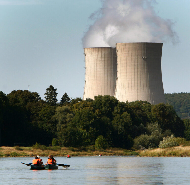 Paddler fahren am Montag, 31. August 2009, vor den Kuehltuermen des Kernkraftwerkes im niedersaechsischen Grohnde auf der Weser. Die Anlage gehoert mehrheitlich dem Energieversorgungsunternehmen E.ON und soll noch bis zum Jahr 2017 Strom liefern. (AP Photo/Focke Strangmann) --- Paddlers ride their boats on the Weser river in front of the cooling towers of the nuclear power plant in Grohnde, northern Germany, on Monday, Aug. 31, 2009. Energy provider E.ON holds a majority share of the plant which is due to run until 2017. (AP Photo/Focke Strangmann)