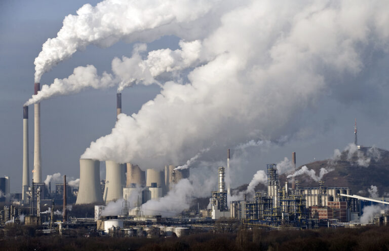 Das E.ON Steinkohlekraftwerk Scholven steht am Mittwoch, 16. Dezember 2009, unter Dampf. Mit einer Nettogesamtleistung von rund 2200 Megawatt ist das Kraftwerk eines der groessten Steinkohlekraftwerke Europas und das groesste der E.ON Kraftwerke. Kohlekraftwerke werden wegen ihrem hohen CO2 Ausstoss zunehmend kritisch gesehen. In Kopenhagen versucht der Klimagipfel den CO2 Ausstoss und den amit verbundenen Klimawandel zu begrenzen. (AP Photo/Martin Meissner)--- Steam and smoke is seen over the coal burning power plant in Gelsenkirchen, Germany, on Wednesday, Dec. 16, 2009. Coal power plants are among the biggest producer of CO2, that is supposed to be responsible for climate change. The climate summit in Copenhagen, Denmark, is trying to reduce greenhouse gas emissions. (AP Photo/Martin Meissner)