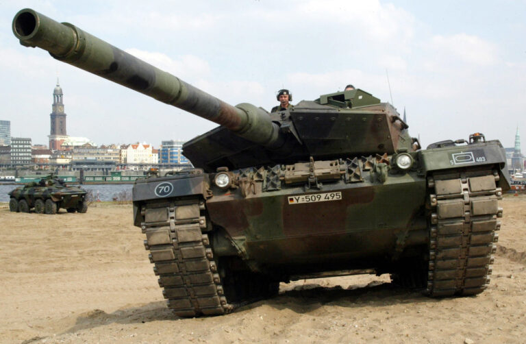 Ein Leopard-Panzer steht am Mittwochnachmittag, 10. April 2002, im Hamburger Hafen unweit des Elbufers. Der Panzer ist Teil der Ausstellung 