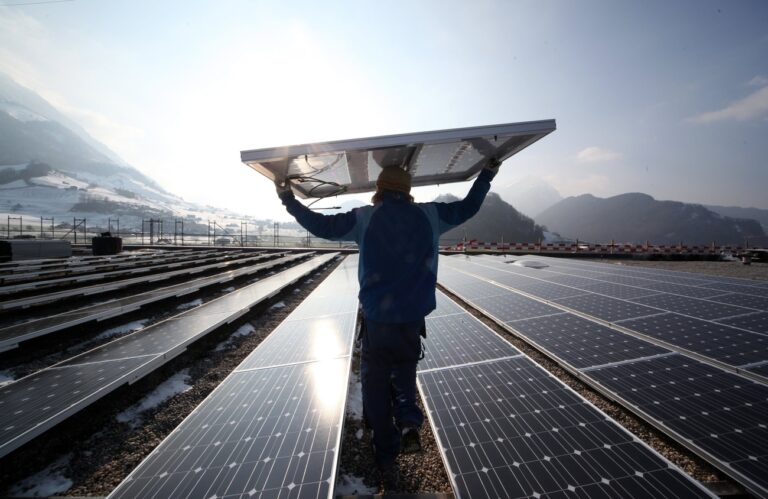 Eine der flaechenmaessig groessten Solarstrom Anlagen der Schweiz wird am Montag, 8. Maerz 2010, auf dem Flachdach des Migros Zentrums 