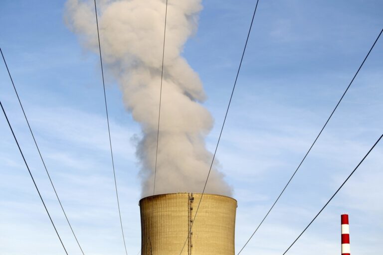 Dampf von verdunstetem Kuehlwasser stroemt aus dem Kuehlturm des Kernkraftwerks Goesgen, am Montag, 5. April 2010, in Obergoesgen. (KEYSTONE/Peter Klaunzer)