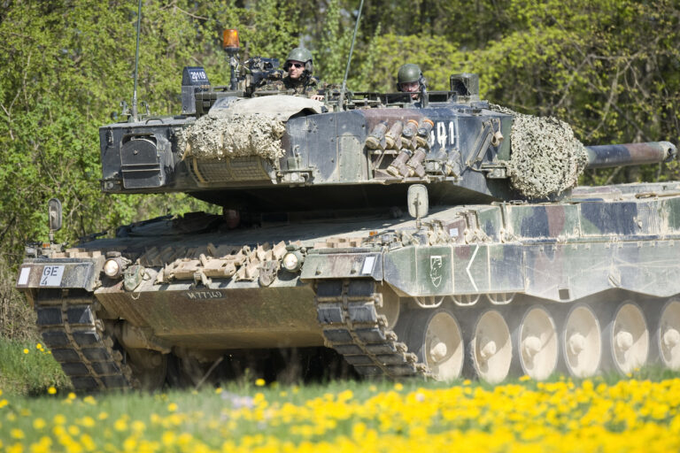 Un char blinde, vehicule de Leopard 2, de l'armee suisse effectue un exercice lors du cour de repetition du bat gren chars 18 de la brigade blindee 1, brbl1, ce mardi 27 avril sur la place d'arme de Bure, Jura. (KEYSTONE/Laurent Gillieron)