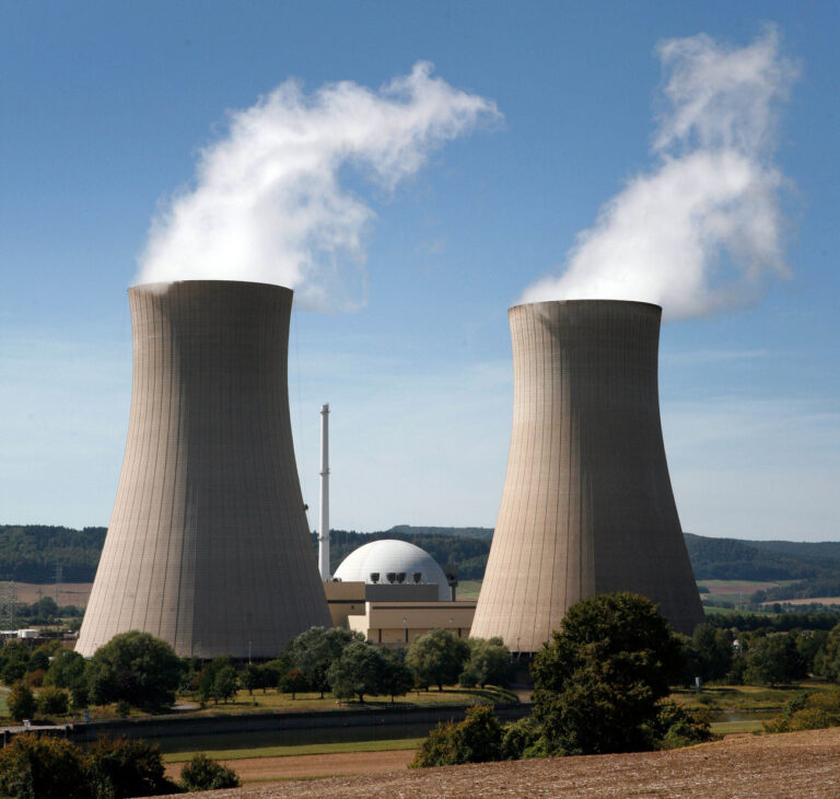 Das Kernkraftwerk im niedersaechsischen Grohnde an der Weser ist am 31. August 2009 zu sehen. Bundesumweltminister Norbert Roettgen (CDU) knuepft laengere Laufzeiten von Atomkraftwerken laut 