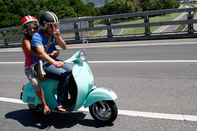 Des participants roulent lors du Vespa Contest une manifestation organisee lors du Festival Bell'Italia ce samedi 5 juin 20010 a la belle Usine entre Fully et Martigny en Valais. (KEYSTONE/Jean-Christophe Bott)