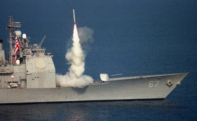 A first-strike Tomahawk missile is released from the forward vertical launch system (VLS) aboard the U.S. Navy's Ticonderoga Class cruiser USS Shiloh (CG 67), September 3, 1996 in the Northern Arabian Gulf. (KEYSTONE/AP Photo/Official U.S. Navy Photo)