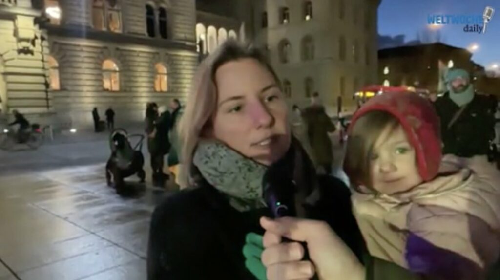 Live vom Berner Bundesplatz: Junge Mütter wehren sich gegen die Masken-Pflicht für Erstklässler. Caroline und Denise kritisieren Berns SVP-Gesundheitsdirektor Pierre-Alain Schnegg