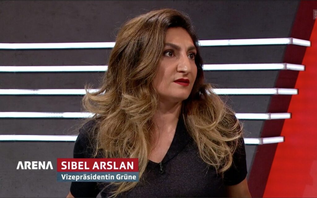 Eine differenzierte Stimme mehr im Krieg um die Ukraine: Grünen-Nationalrätin Sibel Arslan verurteilt den russischen Angriff, ohne die Mitschuld des Westens auszuklammern