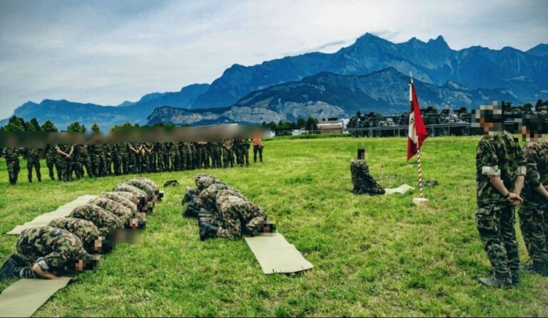 Soldateska: Brave Schweizer Soldaten beten in Richtung Mekka. Chiesa rassistisch. Willkommen in der Bananenrepublik Schweiz