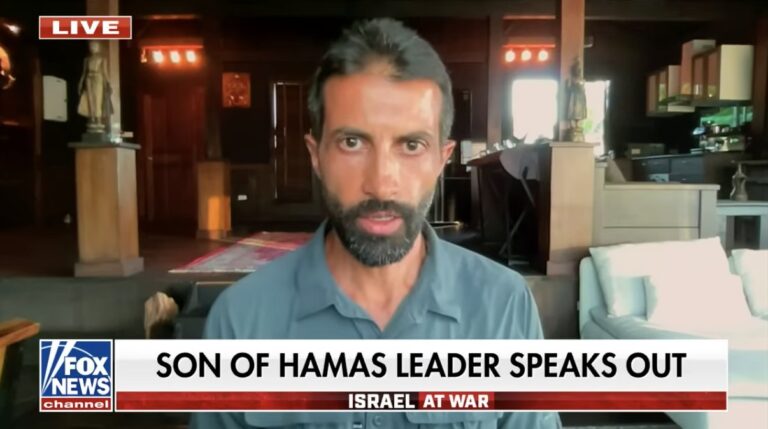 «Mit dem Krieg gegen Hamas tut Israel den Palästinensern einen Gefallen», sagt der Sohn eines Hamas-Gründers. Mosab Hassan Yousef gibt Einblick in das Innenleben der Terrororganisation