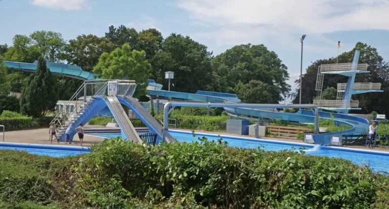 Stadtverwaltung in Pforzheim entfernt Deutschland-Fahne im Freibad. Grund: «Badegäste mit Migrationshintergrund» fühlten sich «provoziert»