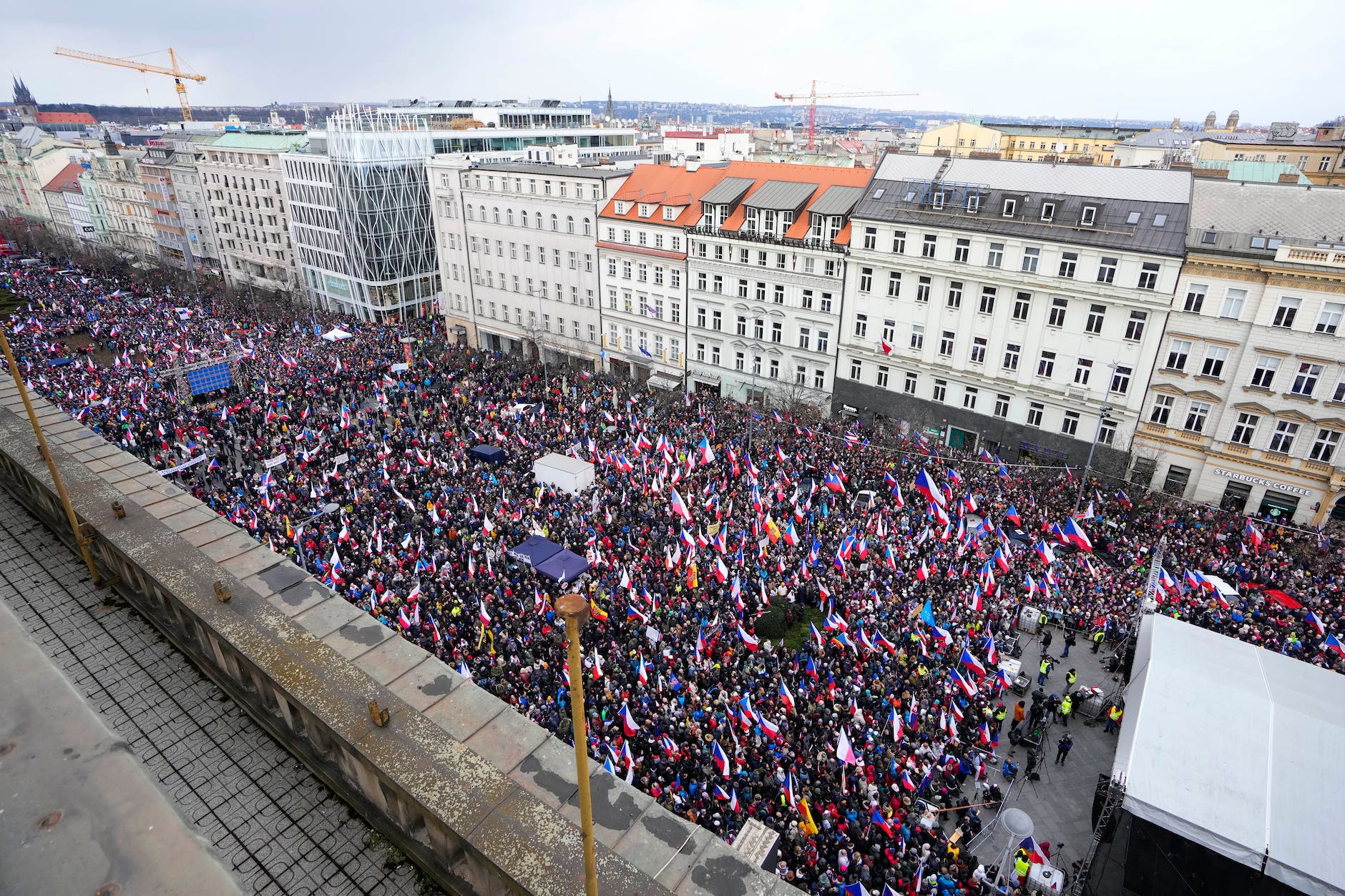 Чехия против. Митинг. Митинги в России. Митинги в Европе. Многотысячный митинг.