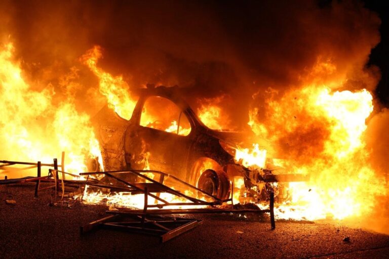 Frankreich brennt: 2000 abgefackelte Autos, 500 beschädigte Häuser. 45 000 Polizisten schreiten ein mit Panzern und Hubschraubern. Hier sehen Sie die Szenen der Nacht