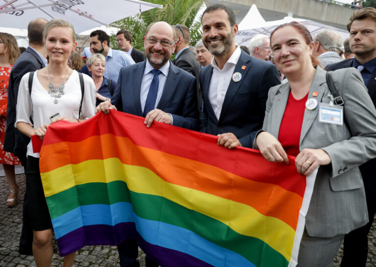 Helena Bechtle (l-r), der SPD-Kanzlerkandidat und -Parteivorsitzende Martin Schulz, Alfonso Pantisano und Petra Nowacki posieren am 28.06.2017 in Berlin beim Hoffest der SPD-Bundestagsfraktion mit einer Regenbogenfahne. (KEYSTONE/DPA/A3390/_Kay Nietfeld)