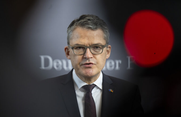 ARCHIV - 16.10.2023, Berlin: Roderich Kiesewetter (CDU), stellvertretender Vorsitzender des Parlamentarischen Kontrollgremiums spricht vor Beginn der öffentlichen Anhörung im Bundestag mit den Medienvertretern. (zu dpa: «Zwei CDU-Abgeordnete stimmen nicht über Migrationsgesetz ab») Foto: Monika Skolimowska/dpa +++ dpa-Bildfunk +++ (KEYSTONE/DPA/Monika Skolimowska)