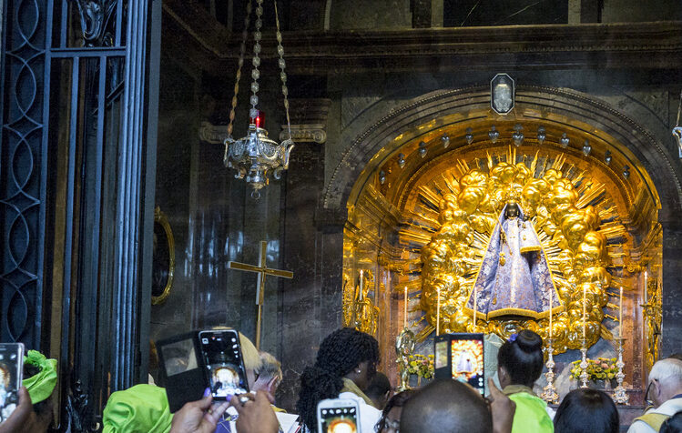 Afrikanische Pilger fotografieren die Schwarze Madonna nach der Eucharistiefeier an der 5. afrikanischen Wallfahrt in der Klosterkirche am Samstag, 29. August 2015, in Einsiedeln. Heute Samstag pilgern die Afrikanerinnen und Afrikaner der Schweiz und Freunde des afrikanischen Kontinents zum 5. Mal zur schwarzen Madonna von Einsiedeln. Es werden etwa 350 Pilgerinnen und Pilger aus allen Nationen Afrikas erwartet. Ein zentrales Thema wird das Schicksal der afrikanischen Migranten und Fluechtlinge sein. (KEYSTONE/Alexandra Wey)